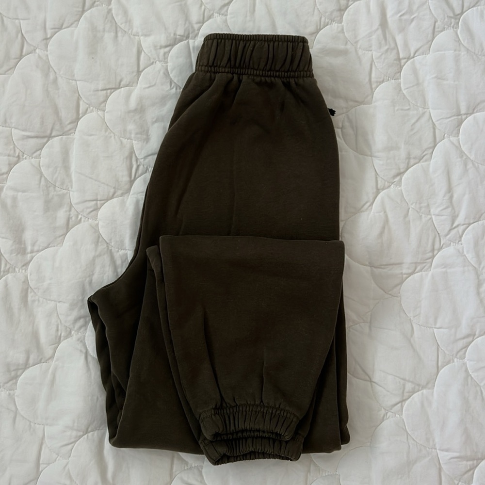 ALO Yoga Olive Joggers - Picture 6 of 6